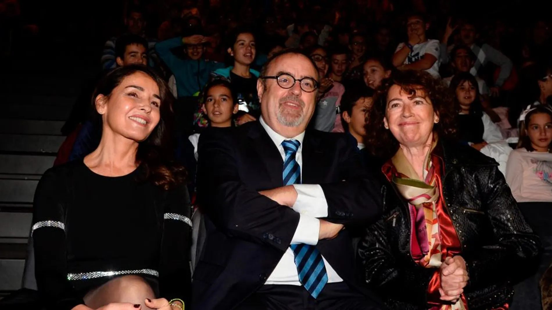 El consejero de Educación, Fernando Rey, junto a Blanca Marsillach y la directora general de Innovación, Pilar González en la representación de la obra de teatro 'Belcebú'