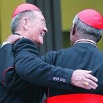 Pham Minh Man, arzobispo de Saigón, llegaba ayer al Vaticano abrazado por otro de los cardenales