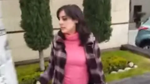 Sorprende a su mujer siéndole infiel en un motel y lo retransmite en directo