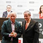 Peridis recibe de mano del director del Diario Palentino, Carlos Martín Santoyo, el premio al personaje público que mejor comunica en la Región