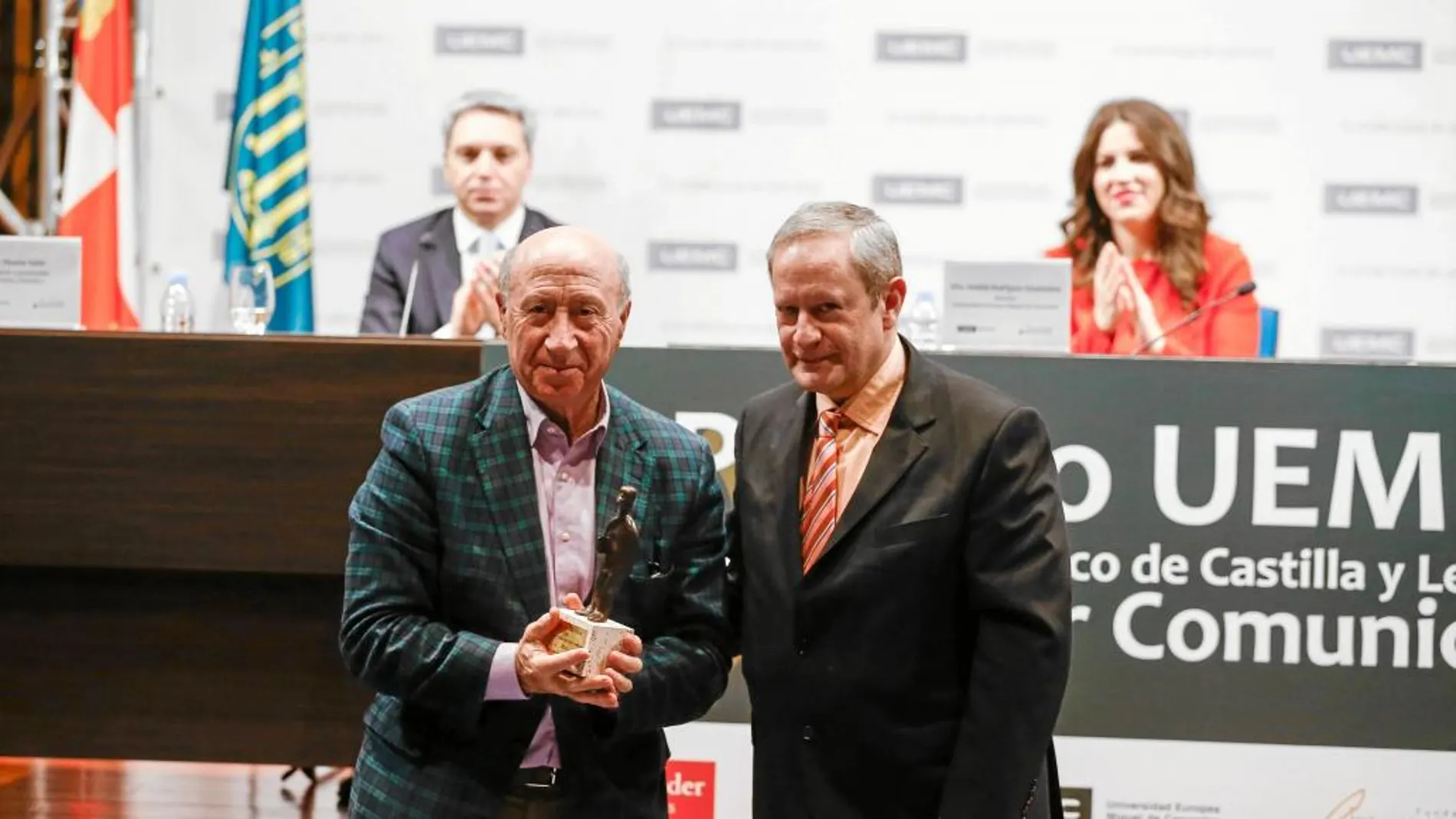 Peridis recibe de mano del director del Diario Palentino, Carlos Martín Santoyo, el premio al personaje público que mejor comunica en la Región