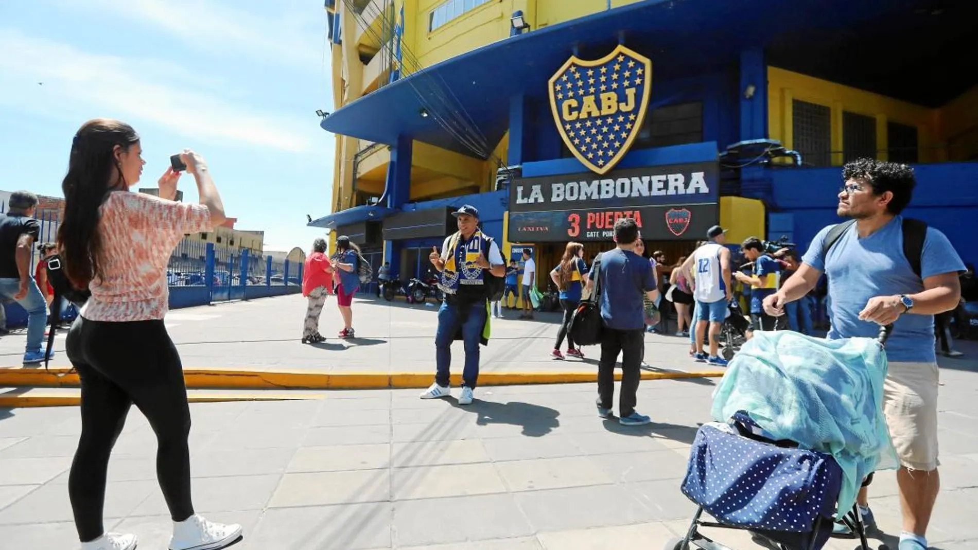 Calma antes de la tempestad en la puerta de La Bombonera. Hoy, el estadio de Boca se convertirá en el centro del mundo futbolísticoBBomb
