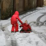 Dos niños en una calle de Vilanova de Prades (Tarragona) tras la nevada caída en la zona