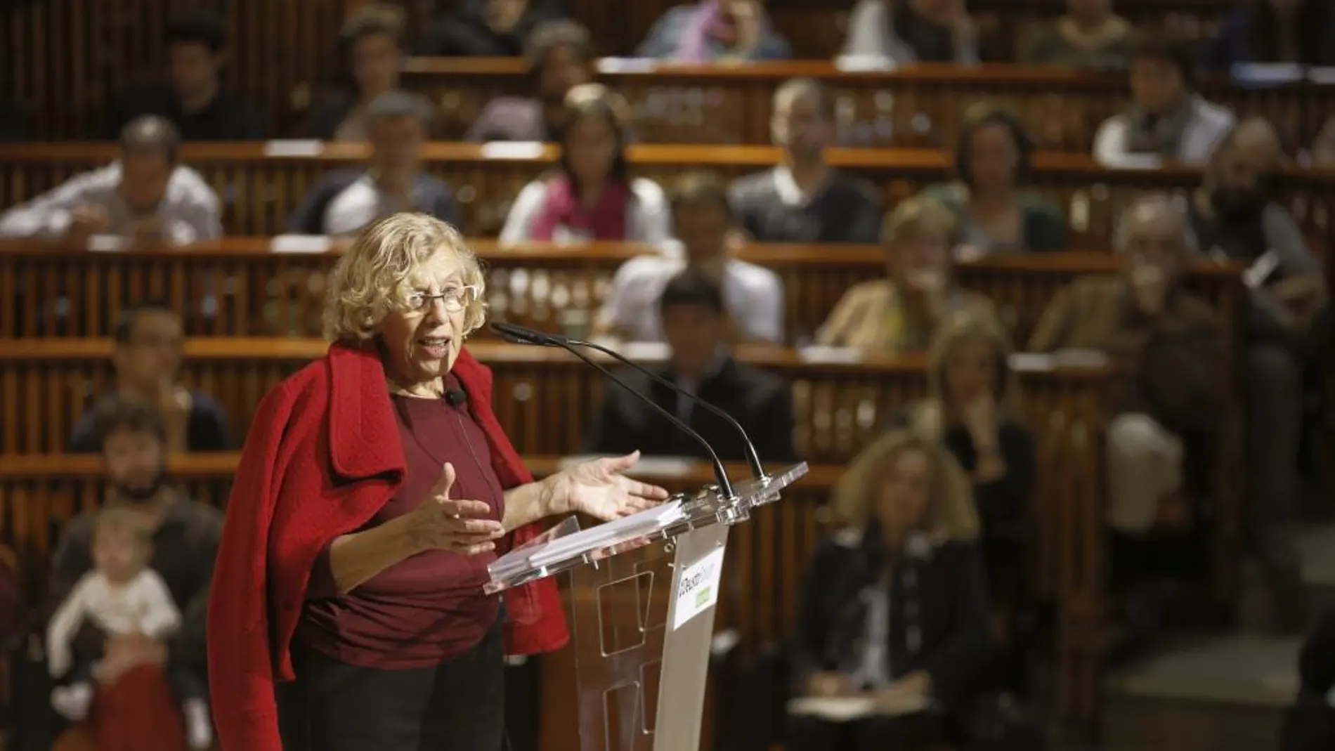 La alcaldesa de Madrid, Manuela Carmena, durante su intervención hoy en el ciclo de conferencias "Ciudades para vivir, ciudades para convivir"