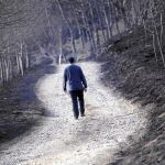 Un vecino camina en una zona de monte de Igantzi, en Navarra