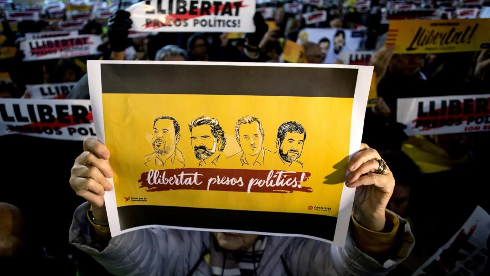 Un momento de la concentración llevada a cabo en la plaza Sant Jaume de Barcelona, para protestar por la decisión del juez de dejar en prisión, entre otros, al expresidente de la ANC Jordi Sánchez