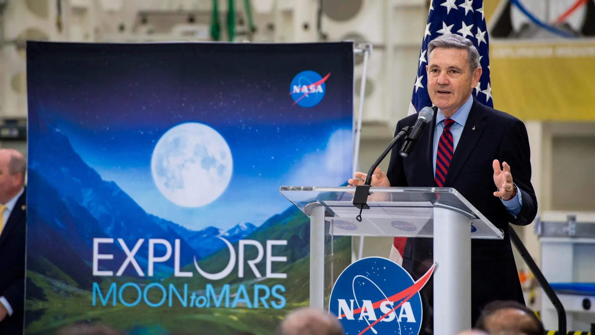 El director del Centro Espacial Kennedy, Bob Cabana, mientras habla durante un evento en el Centro de Operaciones en la Florida central (EE.UU.) / Efe