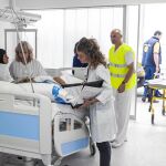 Una médico atiende a un paciente en el centro sanitario burgalés
