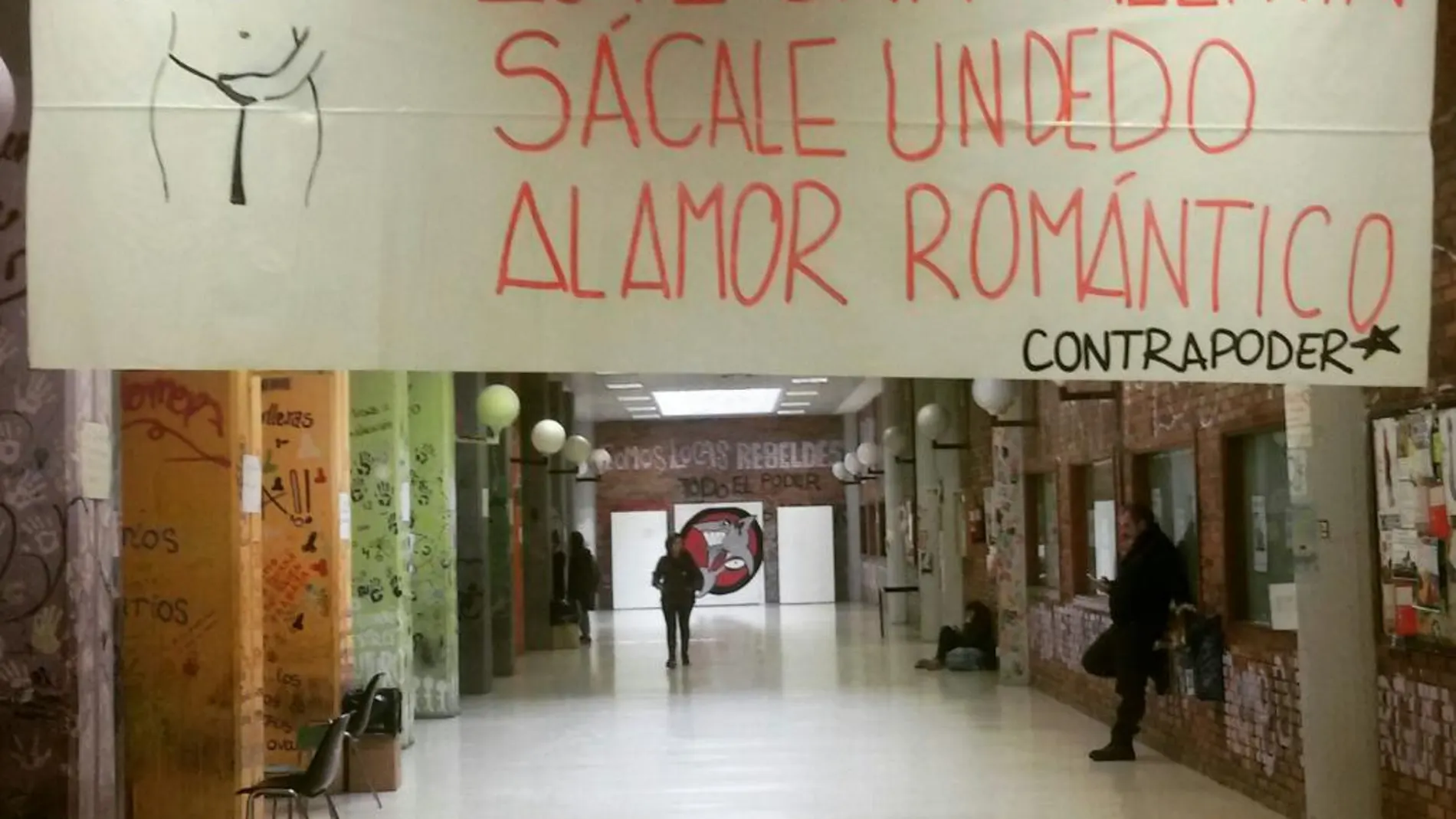 El pasado 14 de febrero la Facultad de Políticas de Madrid amaneció llena de pancartas como las de la imagen