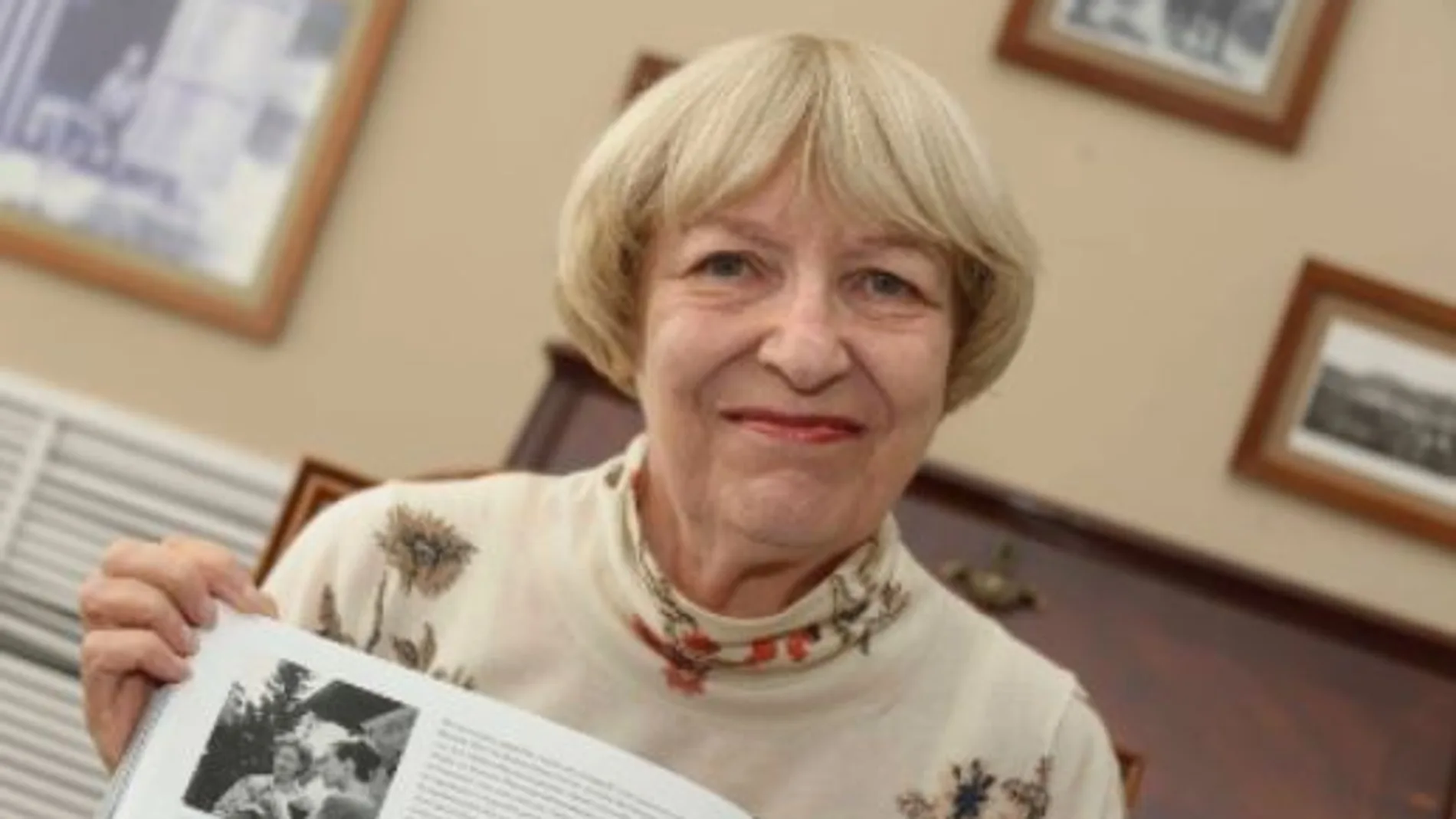 Ginevra Bompini, muestra la foto de 1961 en el libro del Hotel Formentor