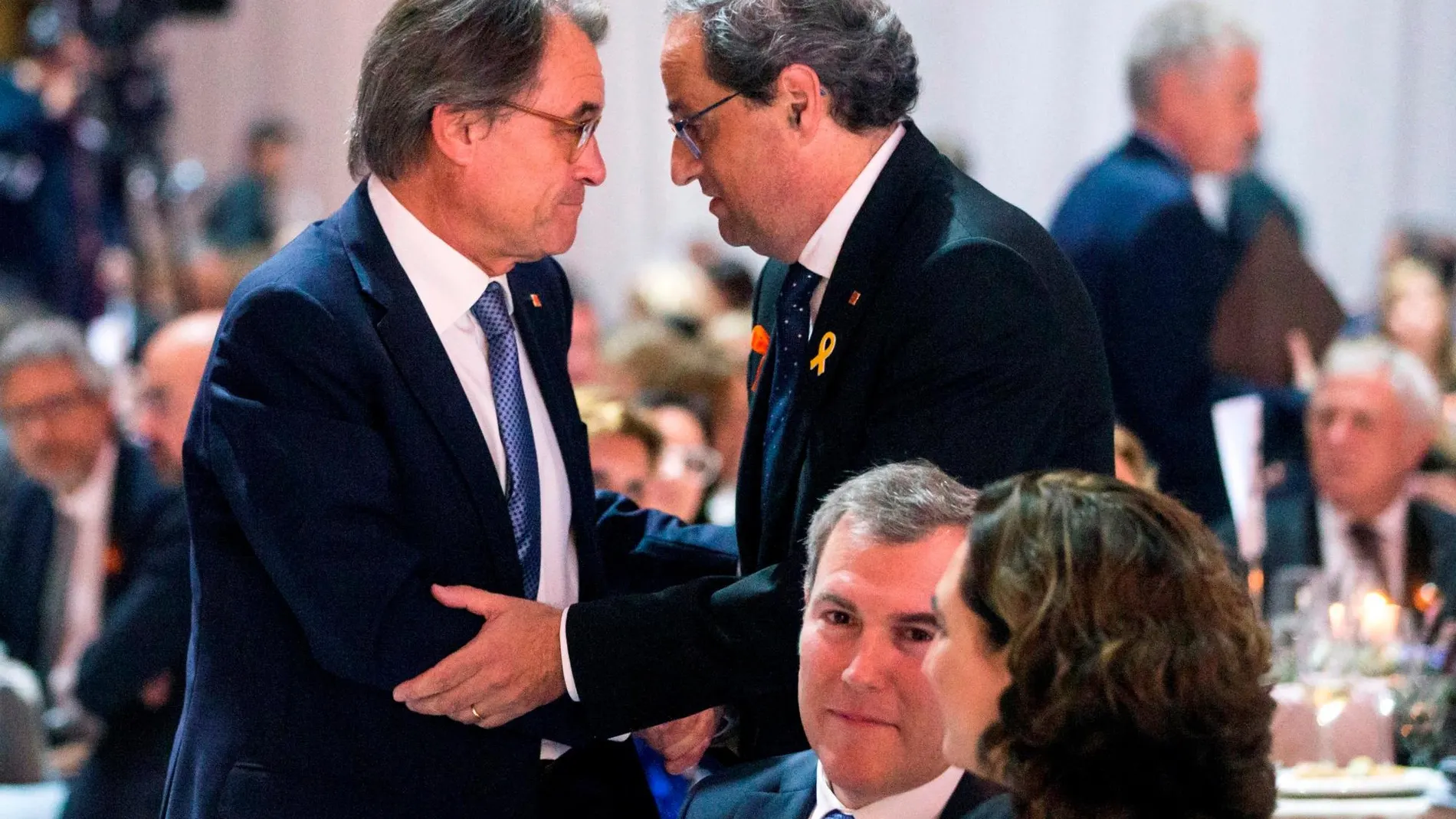 El presidente de la Generalitat, Quim Torra, saluda al expresidente Artur Mas, en una imagen de archivo