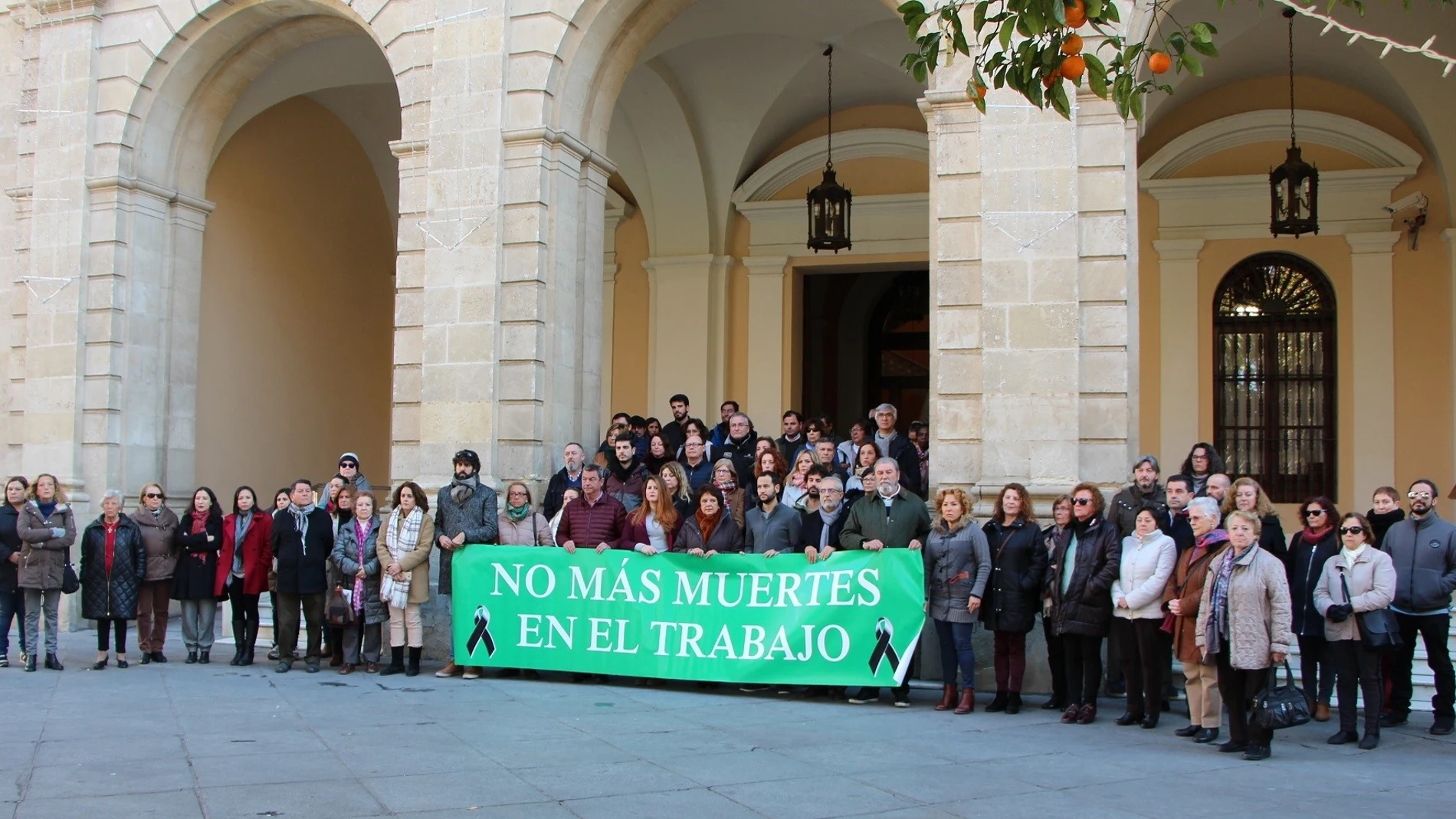 Minuto de silencio en el Ayuntamiento por el accidente laboral mortal y para pedir empleos más seguros