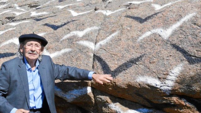 Agustín Ibarrola explicaba ayer sus obras en Muñogalindo (Ávila)