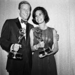 Mary Tyler Moore junto a Dick Van Dyke posando con su premio Emmy en 1964