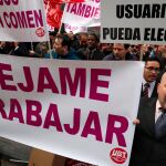 Conductores de VTC protestan ante la sede de Podemos en Madrid