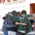 Los familiares y compañeros de las víctimas acudieron ayer a la misa que se ofició en el colegio de los chicos