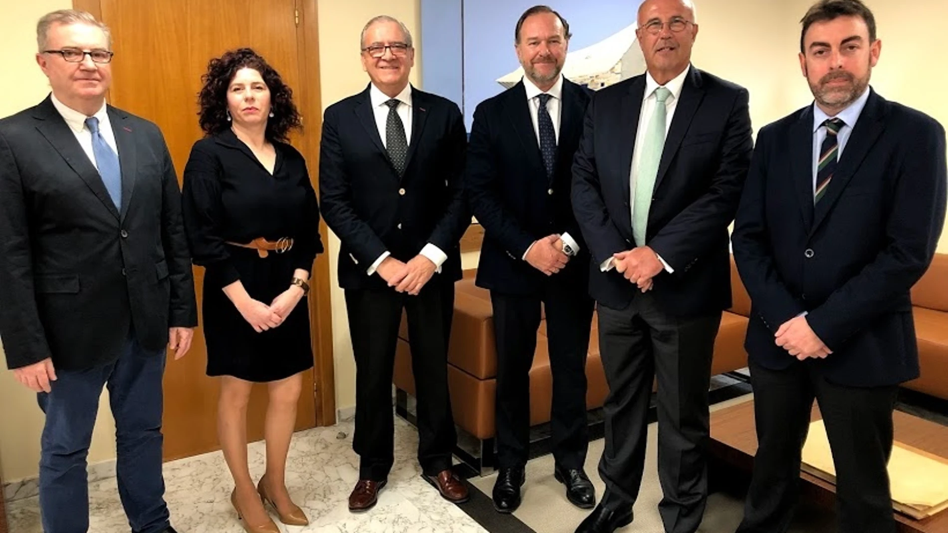 El presidente de Caja Rural del Sur, José Luis García-Palacios Álvarez, firmó cuatro convenios de colaboración con los presidentes de las Asociaciones Provinciales de Estanqueros de Huelva, Antonio Martín Carrasco, Sevilla, Olivia Escaja Clavero, Cádiz, Salvador Vera Acosta, y Córdoba, Manuel Juan Fernández Vicario / Foto: La Razón