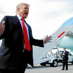 El presidente Donald Trump antes de subirse al Air Force One tras pasar el fin de semana en Florida / Reuters