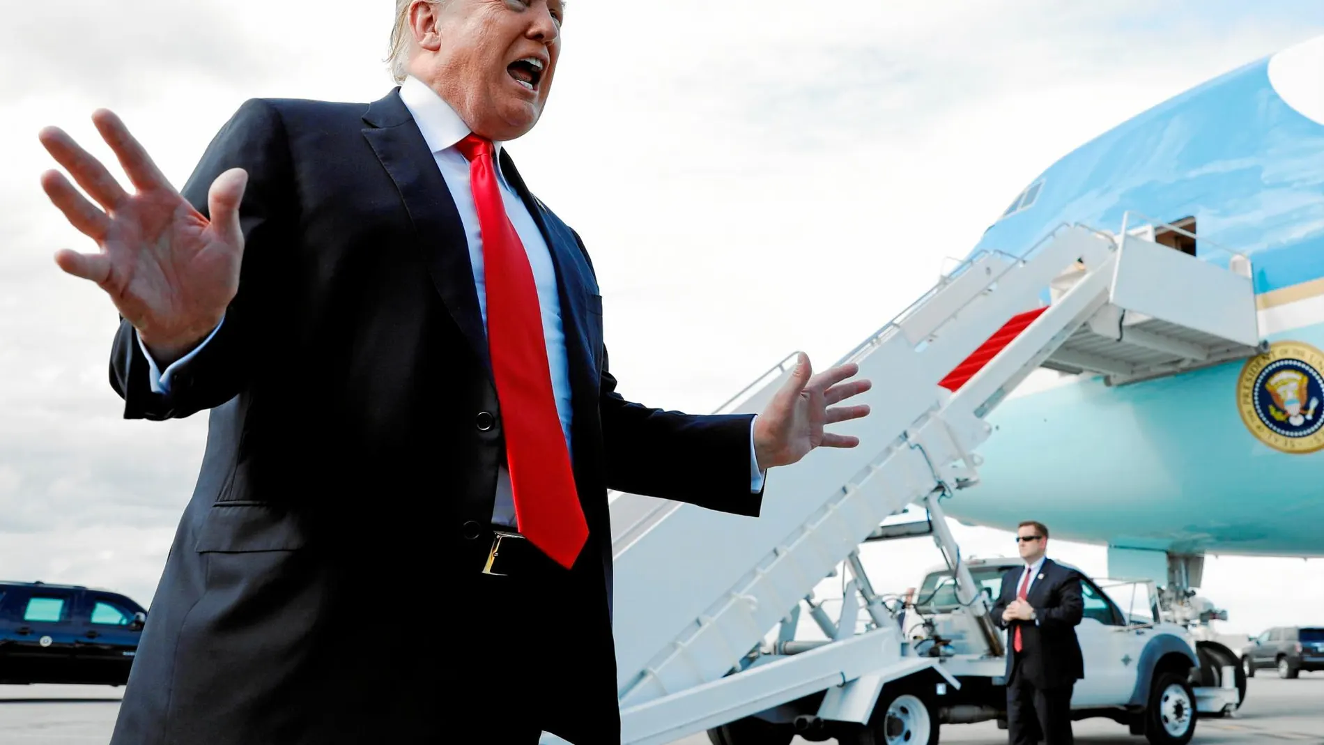 El presidente Donald Trump antes de subirse al Air Force One tras pasar el fin de semana en Florida / Reuters