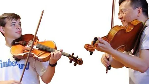 En la imagen el catedrático de Viola del Real Conservatorio de Madrid Thuan Do Minh Dao, impartiendo clases magistrales a uno de sus alumnos.