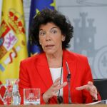 La portavoz del Gobierno, Isabel Celaá, durante su rueda de prensa esta tarde en Moncloa. EFE/JuanJo Martín