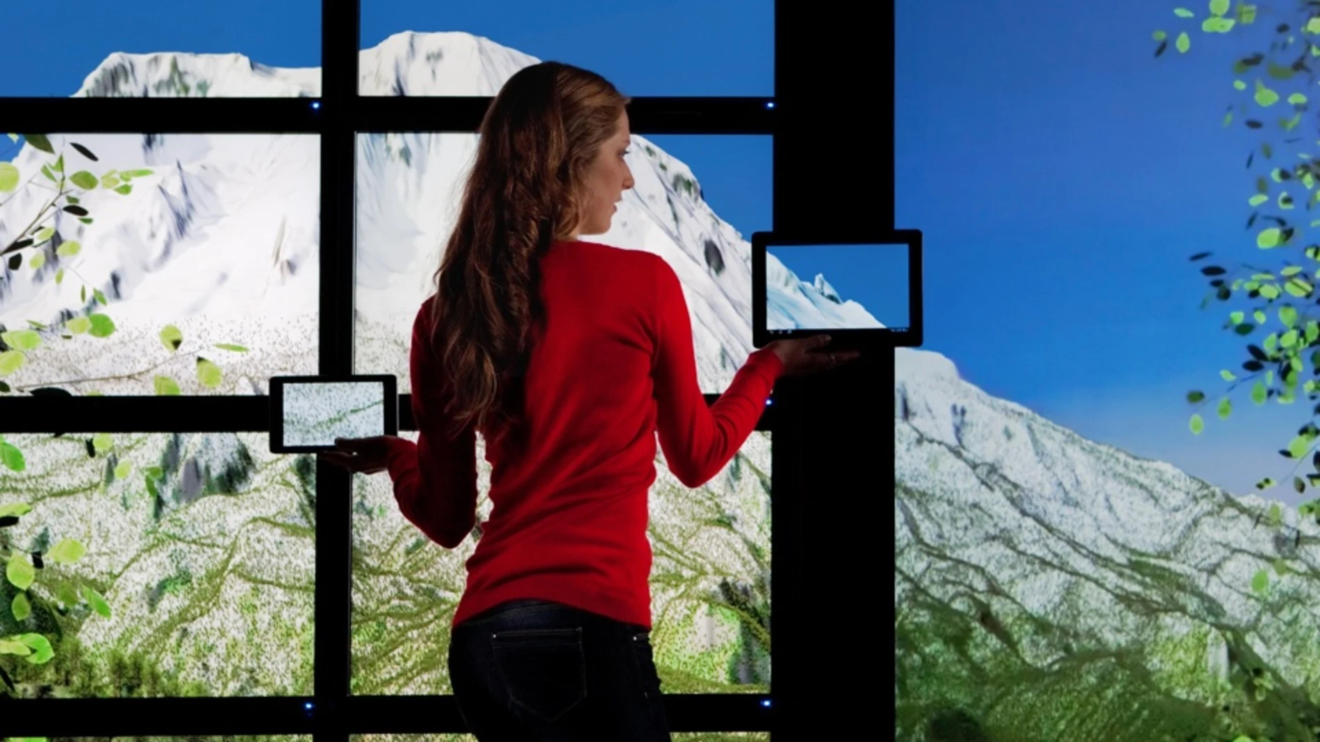 Un mural compuesto por pantallas totalmente diferentes crea una superficie de reproducción gigante y de gran resolución.
