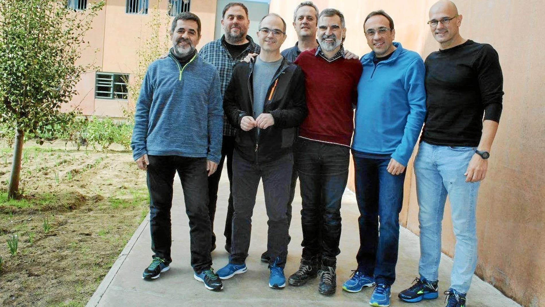 Primera fotografía de los siete independentistas presos en Lledoners