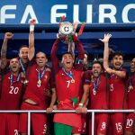 Portugal levanta el trofeo de campeón de Europa en 2016, torneo que se disputó en Francia