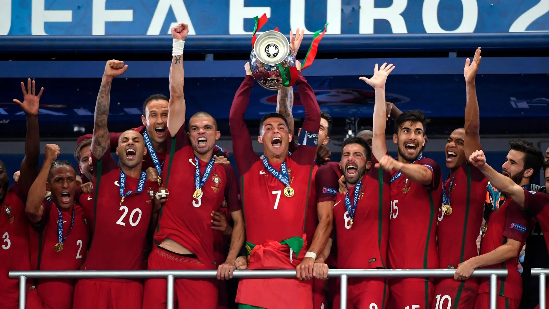 Portugal levanta el trofeo de campeón de Europa en 2016, torneo que se disputó en Francia