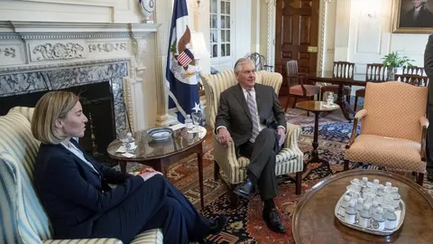 El secretario de Estados de Estados Unidos, Rex Tillerson, durante su encuentro hoy en Washington con la Alta Representante de Política Exterior de la UE, Federica Mogherini.