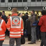 Los servicios de emergencia atienden a los pasajeros