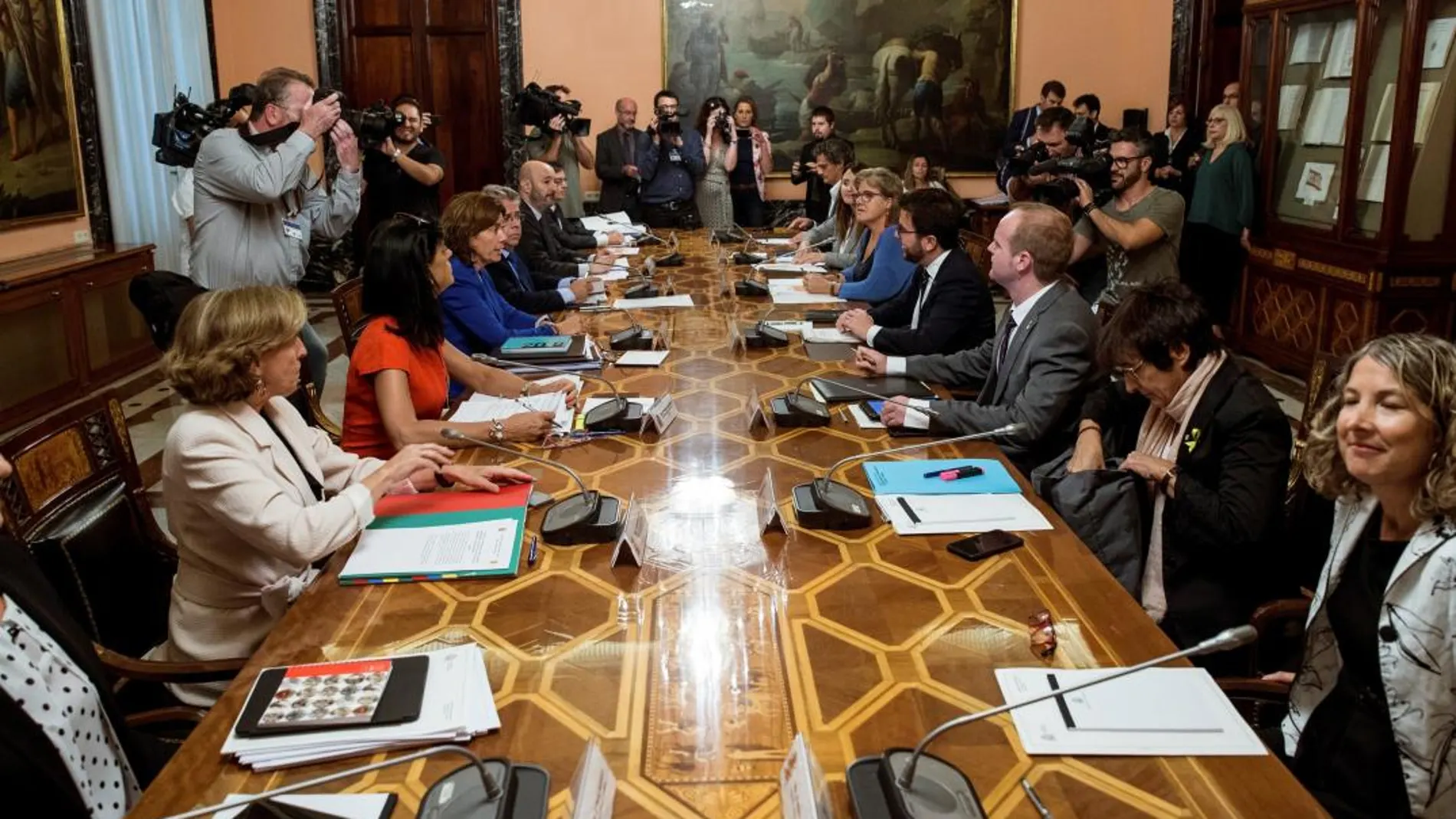 El vicepresidente del Govern y conseller de Economía, Pere Aragonès (4d) y la secretaria de Estado de Hacienda, Inés Bardón (3i), durante la reunión / Efe
