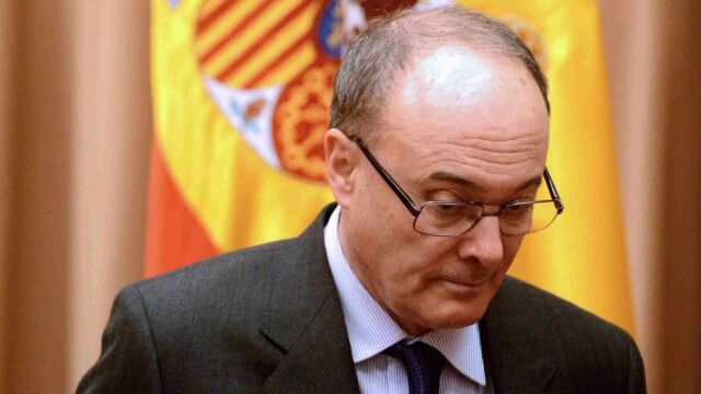 El gobernador del Banco de España, Luis María Linde, antes de comparecer en la Comisión de Seguimiento y Evaluación de los Acuerdos Pacto de Toledo, hoy en el Congreso.