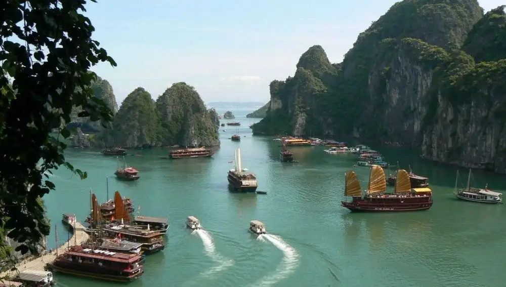 Bahía de Halong, patrimonio de la Humanidad y símbolo turístico de Vietnam.