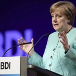 La canciller alemana, Angela Merkel, da un discurso durante el congreso anual de la Federación de Industria Alemana (BDI) en Berlín
