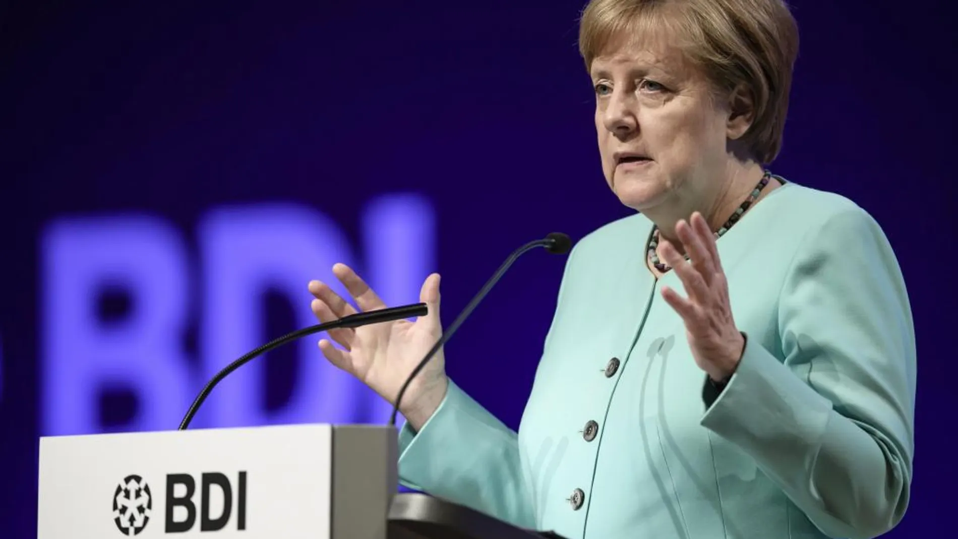La canciller alemana, Angela Merkel, da un discurso durante el congreso anual de la Federación de Industria Alemana (BDI) en Berlín