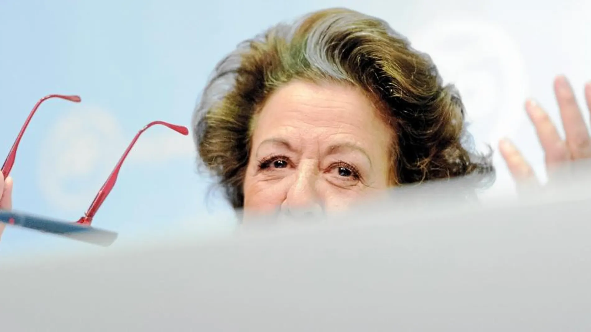 La ex alcaldesa de Valencia y actual senadora del PP por la Comunidad Valenciana, Rita Barberá, durante su comparecencia ante los medios el pasado 25 de febrero