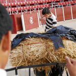 Uno de los alumnos de la escuela taurina entrena la suerte suprema con un carretón