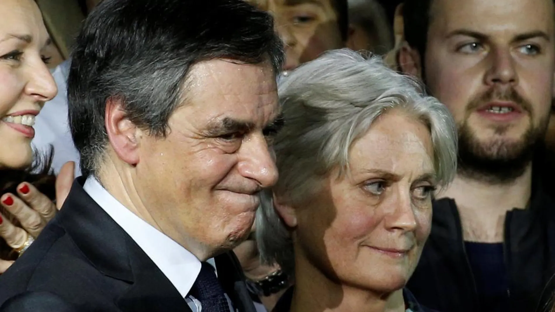 Francois Fillon y su mujer en un acto político el pasado sábado