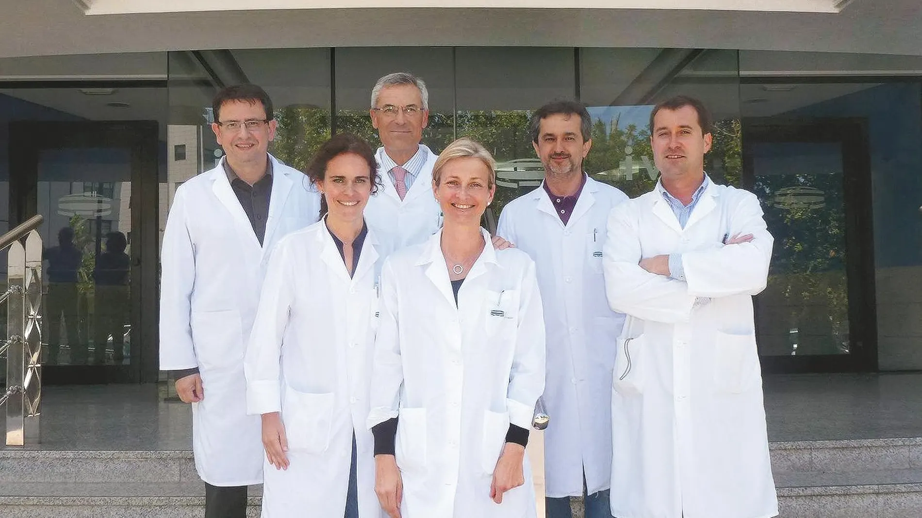 El doctor Eduardo Nagore, jefe clínico del Servicio de Dermatología del Instituto Valenciano de Oncología, junto a su equipo