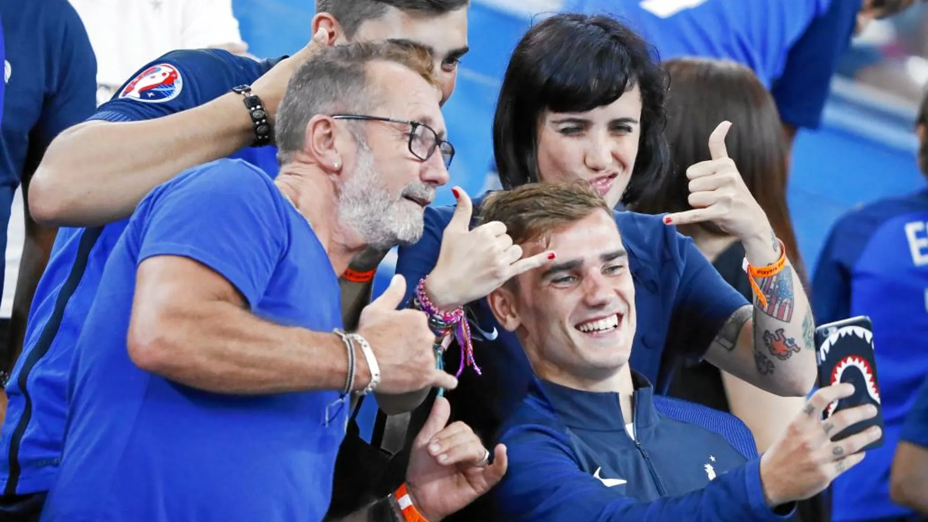 Todos los franceses quieren ser hoy como Griezmann. El jugador del Atlético se ha convertido en el ídolo de un país. En la imagen, se hace un selfie con unos aficionados