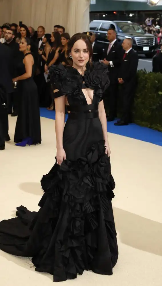 Destacó la hija de Melanie Griffith, Dakota Johnson, que vistió un elegante Gucci negro con voluminosos hombros y falda, formados por grandes flores en el mismo color.