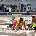 El presidente de la Comunidad, Fernando López Miras, ayer en Caravaca de la Cruz saludando a una de las peñas participantes en las carreras de los Caballos del Vino