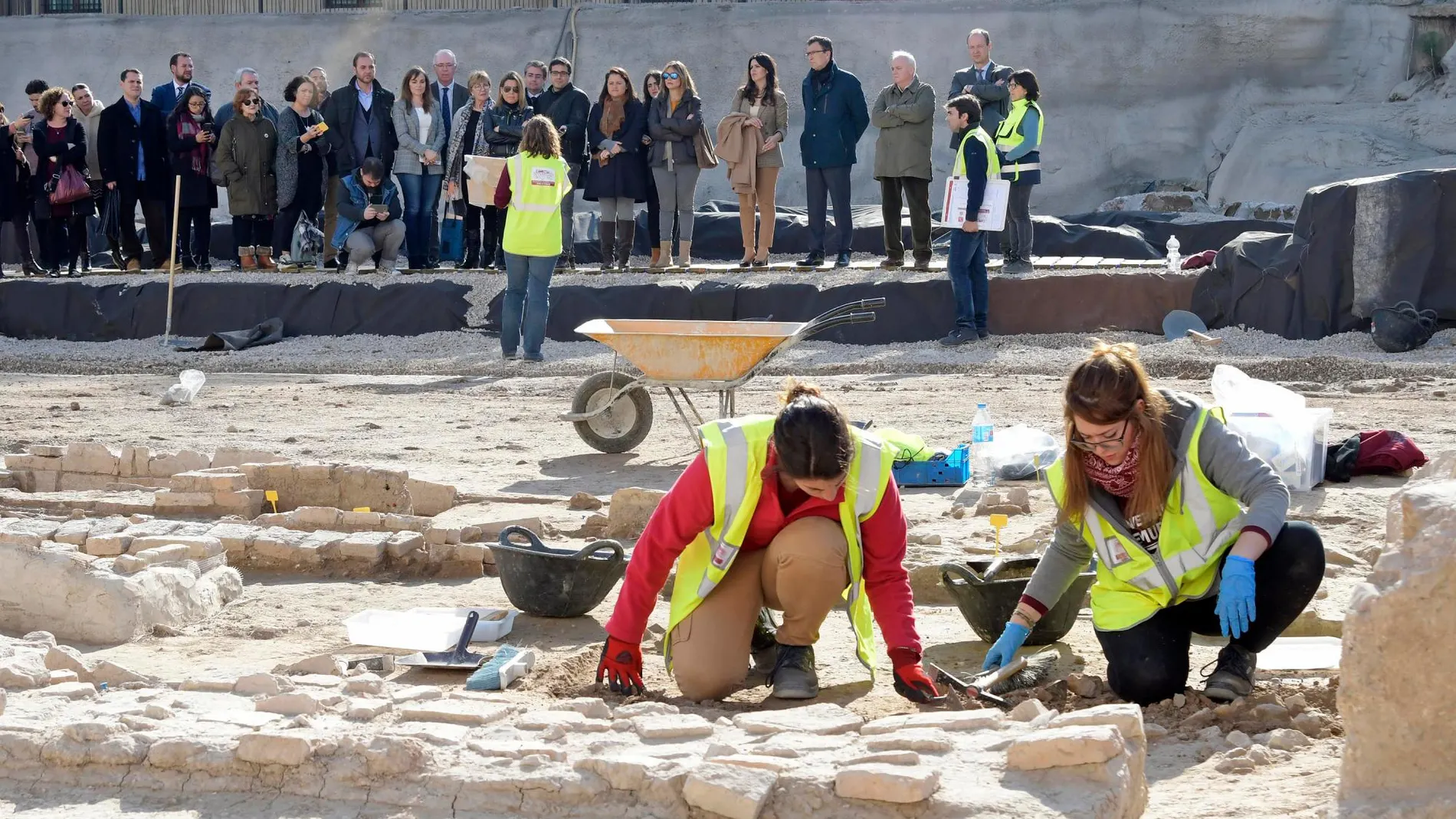 El presidente de la Comunidad, Fernando López Miras, ayer en Caravaca de la Cruz saludando a una de las peñas participantes en las carreras de los Caballos del Vino