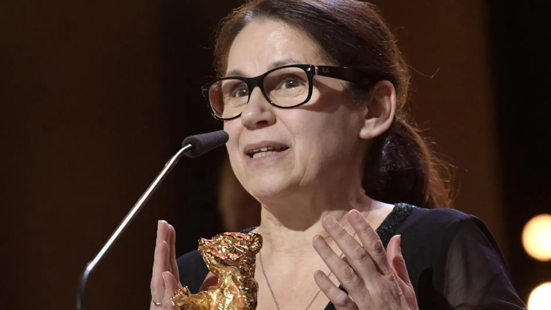 La directora húngara Ildiko Enyedi reciben el León de Oro de la Berlinale.