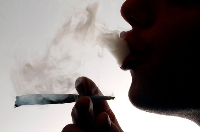 Una joven fumando un porro en Reino Unido / Reuters
