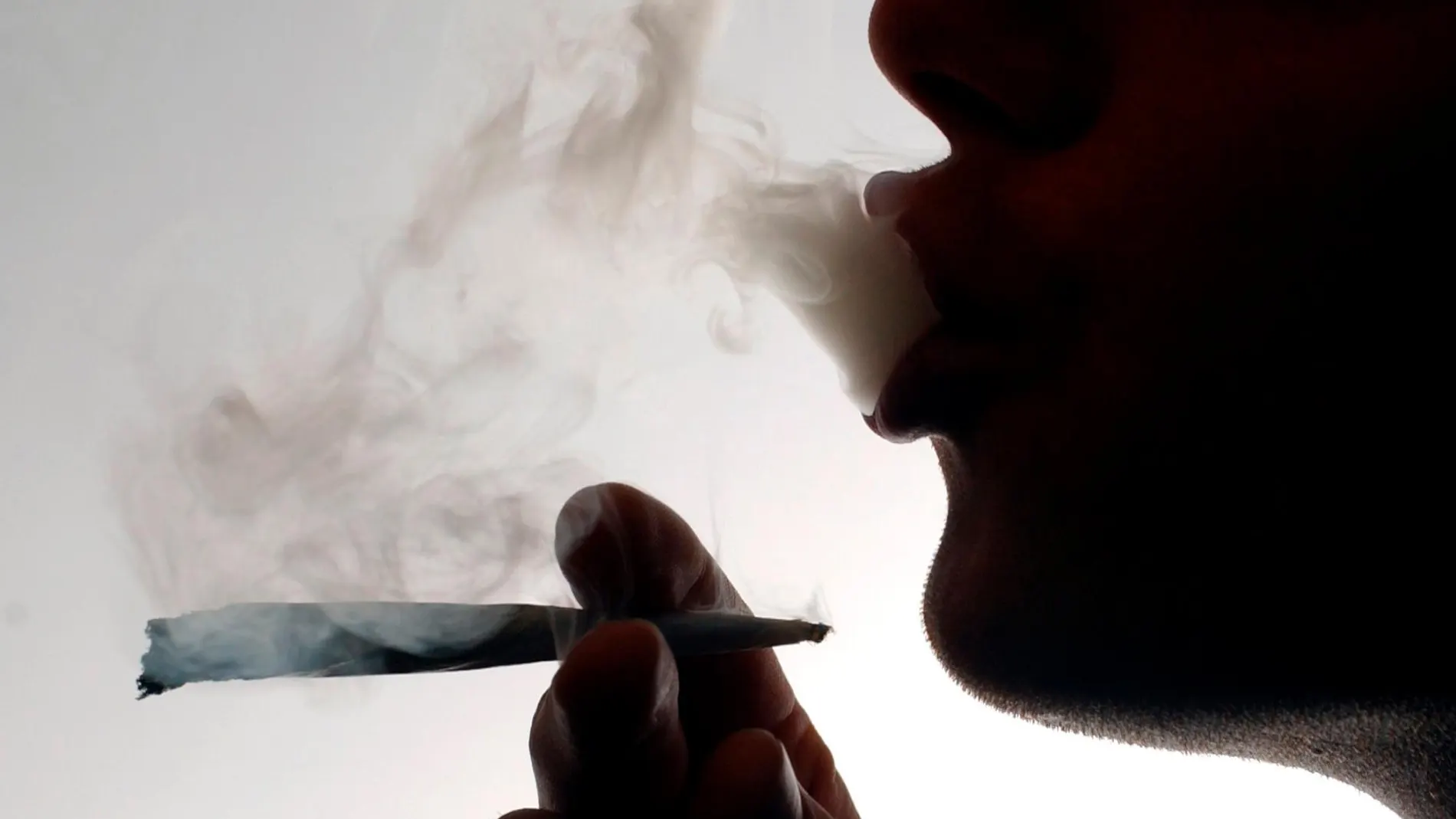 Una joven fumando un porro en Reino Unido / Reuters