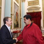 Nicolás Maduro saluda al exjefe del Gobierno español José Luis Rodríguez Zapatero el pasado 20 de febrero en Caracas (Venezuela).