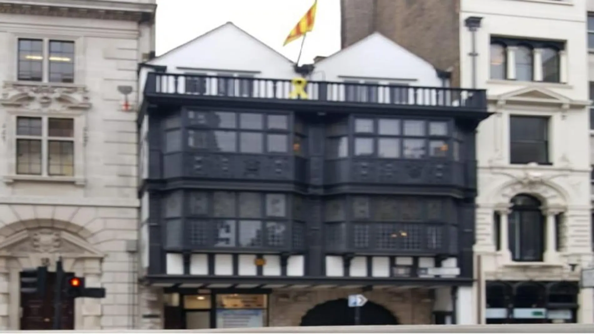 La fachada de la delegación de Londres con un lazo amarillo
