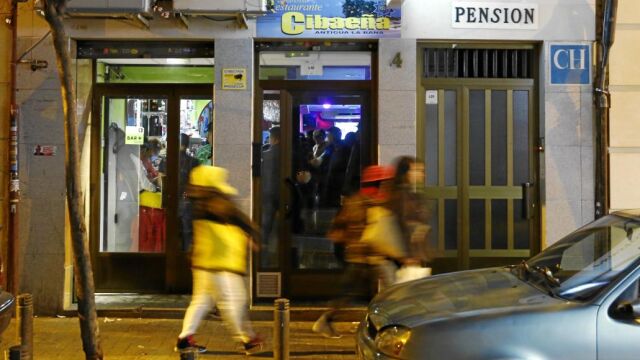 La detenida propinó patadas, mordiscos y arañazos a una de las policías que le pidieron el DNI en el bar Isla Cibaeña de Tetuán